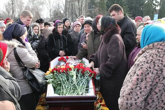 Вчора поховали ще одного героя Майдану (Фоторепортаж) — фото 5