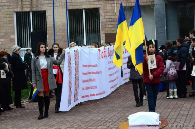 Новий рекорд України. «Реве та стогне Дніпр широкий» одночасно декламували 1455 людей (Фоторепортаж) — фото 4