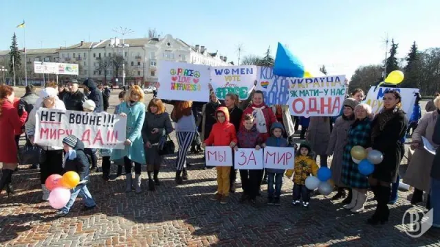 Близько 300 жінок вийшли у своє свято, вийшли заявити, що вони проти війни (Фоторепортаж) + (Відео) — фото 2