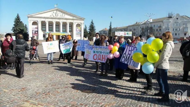 Близько 300 жінок вийшли у своє свято, вийшли заявити, що вони проти війни (Фоторепортаж) + (Відео) — фото 3