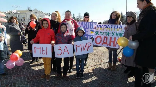 Близько 300 жінок вийшли у своє свято, вийшли заявити, що вони проти війни (Фоторепортаж) + (Відео) — фото 5