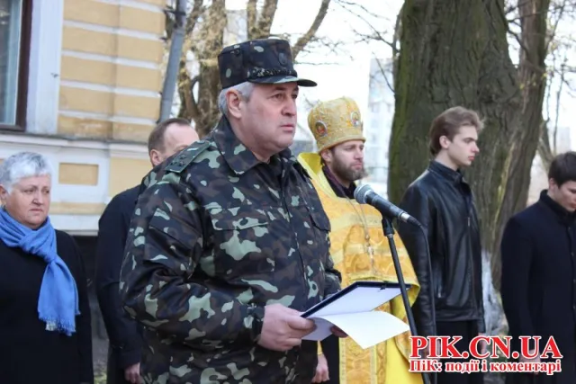 Під гаслом «Ми будемо захищати свою Батьківщину!», в Чернігові військові присягнули громадянам України (Фоторепортаж) — фото 1