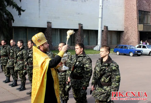 Під гаслом «Ми будемо захищати свою Батьківщину!», в Чернігові військові присягнули громадянам України (Фоторепортаж) — фото 3