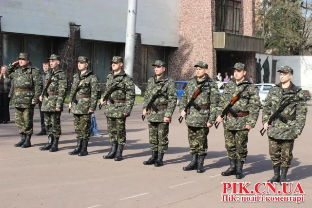 Під гаслом «Ми будемо захищати свою Батьківщину!», в Чернігові військові присягнули громадянам України (Фоторепортаж) — фото 4