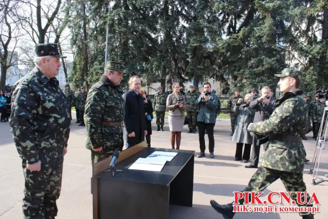 Під гаслом «Ми будемо захищати свою Батьківщину!», в Чернігові військові присягнули громадянам України (Фоторепортаж) — фото 5