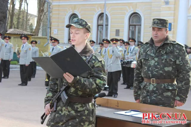 Під гаслом «Ми будемо захищати свою Батьківщину!», в Чернігові військові присягнули громадянам України (Фоторепортаж) — фото 6
