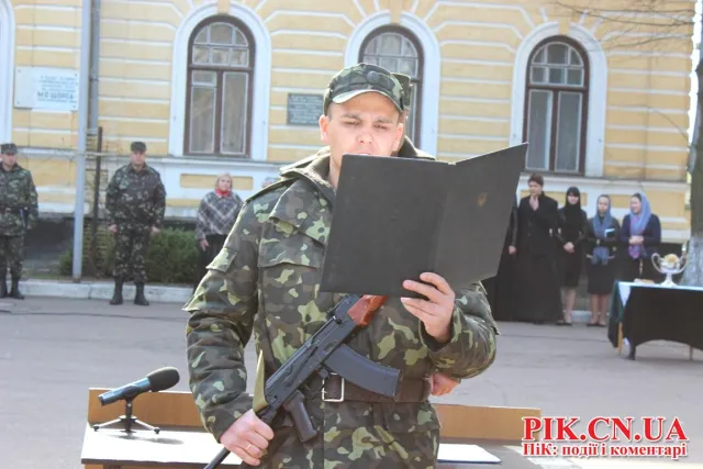 Під гаслом «Ми будемо захищати свою Батьківщину!», в Чернігові військові присягнули громадянам України (Фоторепортаж) — фото 7