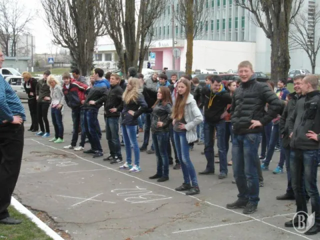 Студенти розпочали свій день ранковою зарядкою на свіжому повітрі (Фоторепортаж) — фото 6