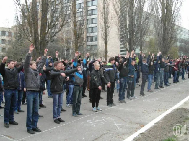 Студенти розпочали свій день ранковою зарядкою на свіжому повітрі (Фоторепортаж) — фото 9