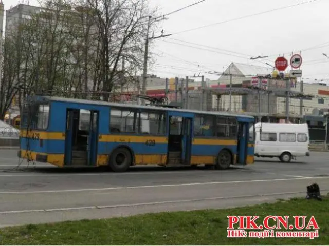 Вчора загорівся тролейбус маршруту № 4 (Фоторепортаж) — фото 5