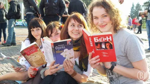 Чернігівці провели флеш-моб присвячений Дню книги (Фоторепортаж) + (Відео) — фото 6