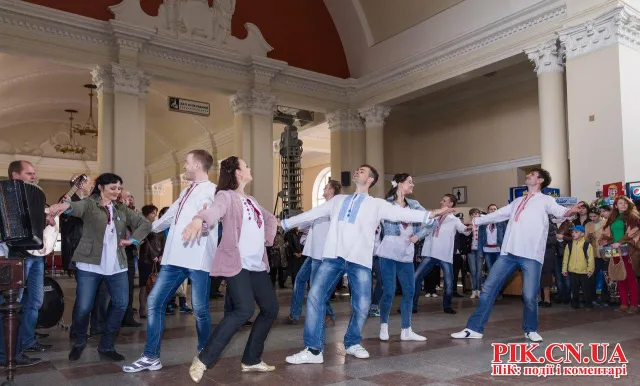 На вокзалі Чернігова відбувся патріотичний флешмоб (Фоторепортаж) + (Відео) — фото 1