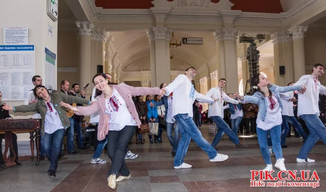На вокзалі Чернігова відбувся патріотичний флешмоб (Фоторепортаж) + (Відео) — фото 3