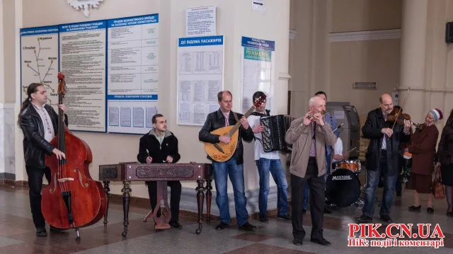 На вокзалі Чернігова відбувся патріотичний флешмоб (Фоторепортаж) + (Відео) — фото 4