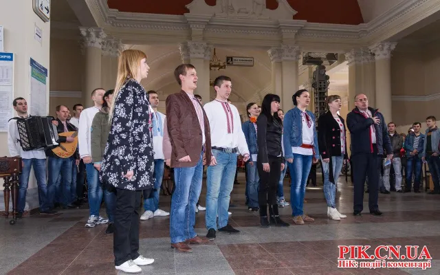 На вокзалі Чернігова відбувся патріотичний флешмоб (Фоторепортаж) + (Відео) — фото 6