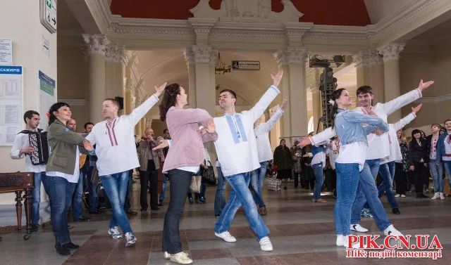 На вокзалі Чернігова відбувся патріотичний флешмоб (Фоторепортаж) + (Відео) — фото 7