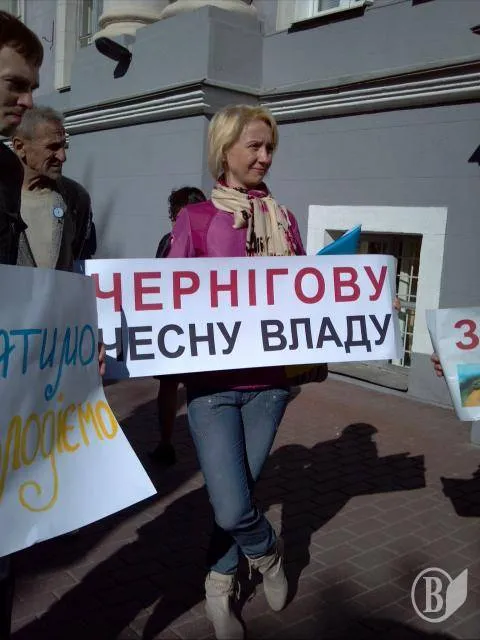 Близько 500 людей сьогодні зранку пікетували Чернігівську міську раду (Фоторепортаж) — фото 8
