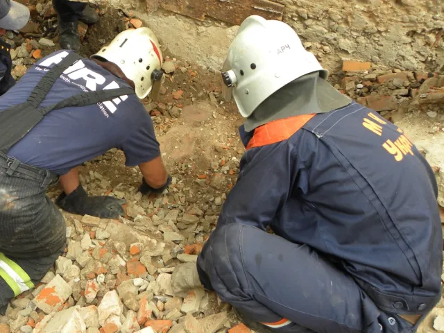 Під час обвалу колишнього льонозаводу загинуло двоє людей (Фото) + (Відео) — фото 2