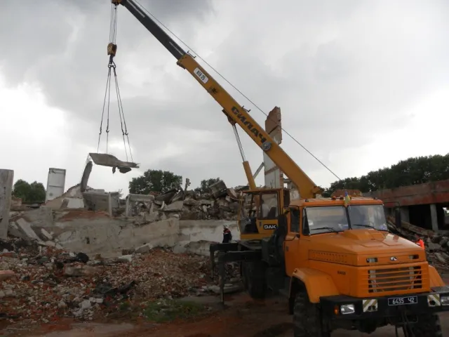 Під час обвалу колишнього льонозаводу загинуло двоє людей (Фото) + (Відео) — фото 4