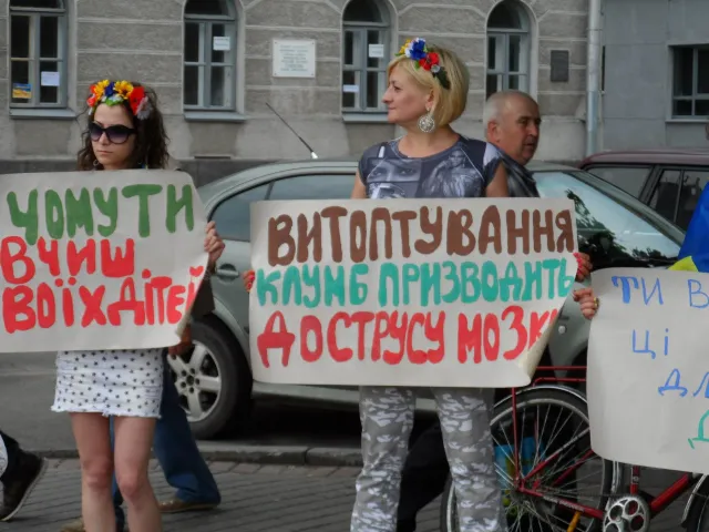 Активістки влаштували акцію «Стоп бидло!» (Фото) + (Відео) — фото 1
