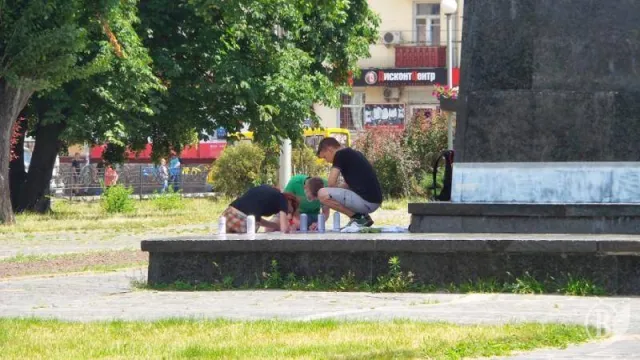 Чернігівський Ленін ожив яскравими барвами національних кольорів (Фото) — фото 7
