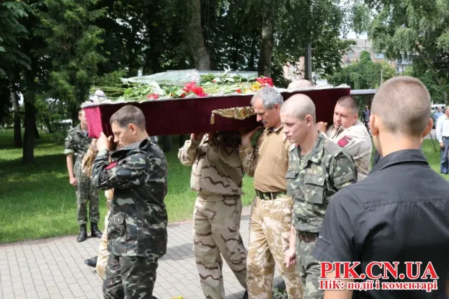 Кілька сотень чернігівців прийшли провести в останню путь Олексія Коновалова (Фоторепортаж) + (Відео) — фото 2