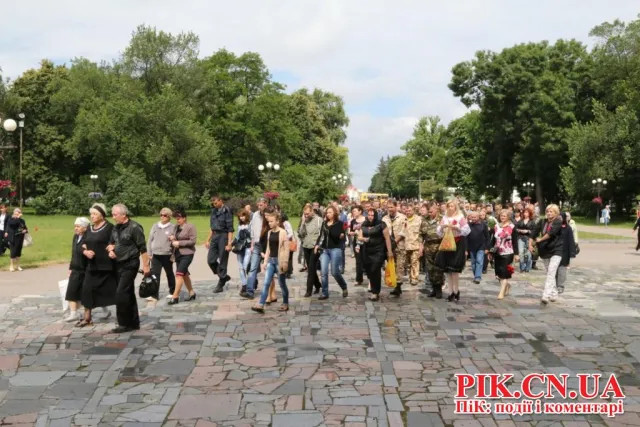 Кілька сотень чернігівців прийшли провести в останню путь Олексія Коновалова (Фоторепортаж) + (Відео) — фото 3