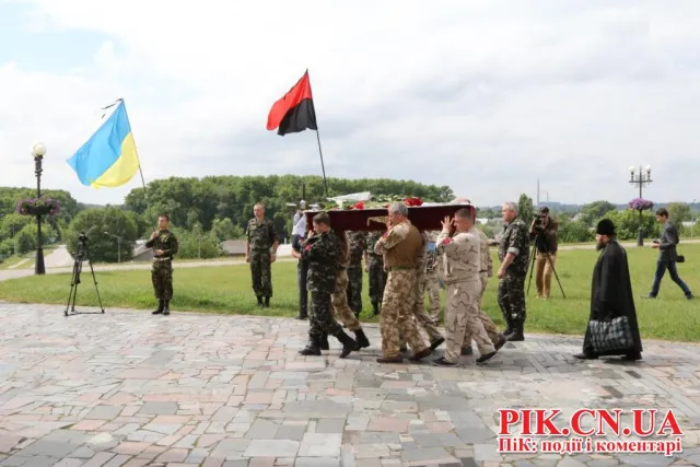Кілька сотень чернігівців прийшли провести в останню путь Олексія Коновалова (Фоторепортаж) + (Відео) — фото 4