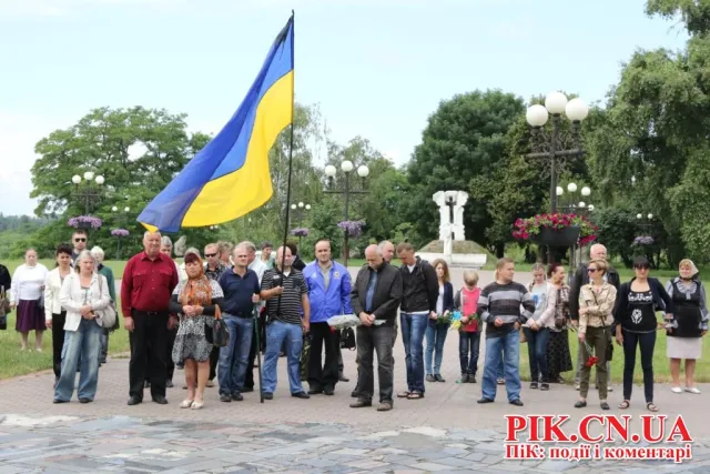 Кілька сотень чернігівців прийшли провести в останню путь Олексія Коновалова (Фоторепортаж) + (Відео) — фото 8