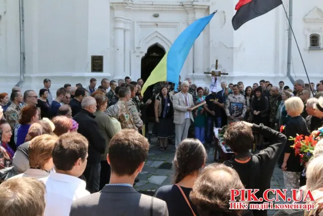Кілька сотень чернігівців прийшли провести в останню путь Олексія Коновалова (Фоторепортаж) + (Відео) — фото 9