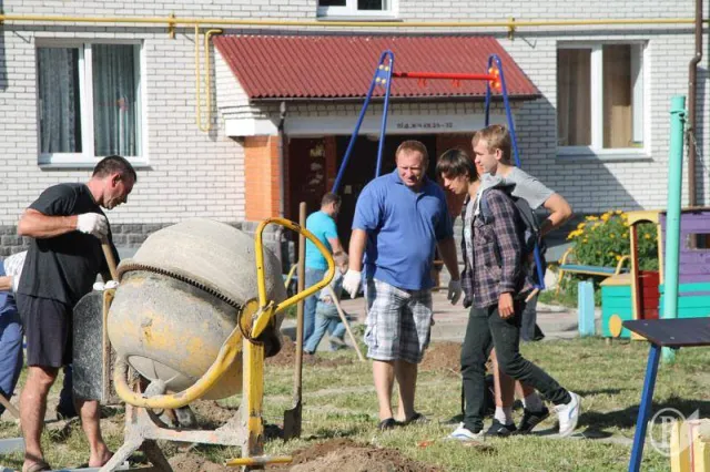 Жителі кількох будинків у Чернігові, захотіли дитячий майданчик для дітей (Фото) + (Відео) — фото 2