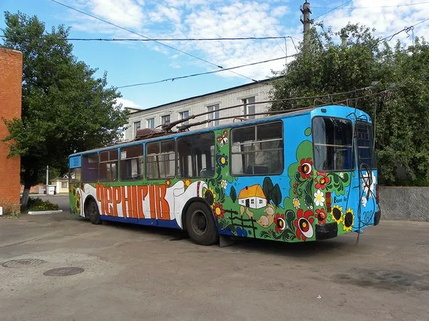 Активісти Чернігова закінчили розмальовувати ще один тролейбус (Фото) + (Відео) — фото 1