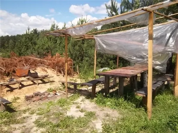 У Городянському районі, де дислокувалися військові, після них залишилися гниючі консерви та груди сміття (Фото) — фото 3