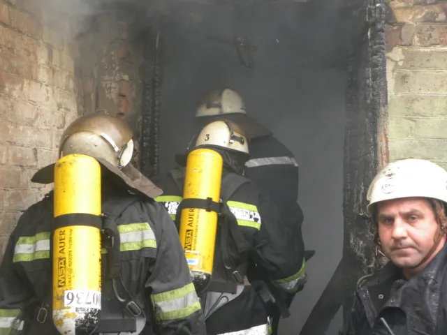 Через куріння в нетверезому стані, чоловік ледь сам не згорів та не спалив сусідні будинки (Фото) — фото 1