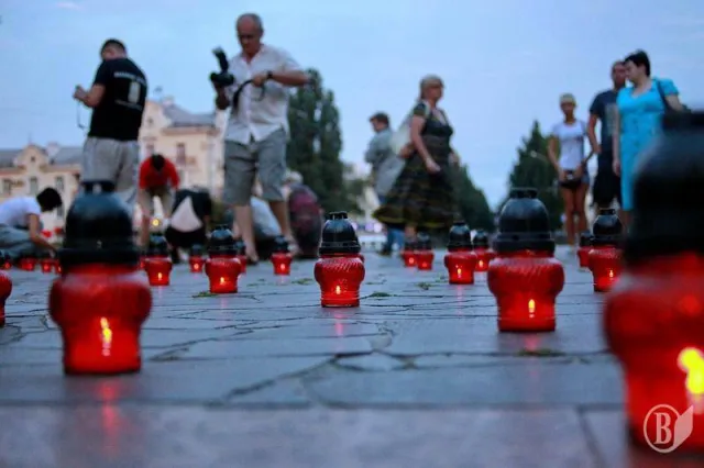 Чернігівці виклали літак зі свічок у пам'ять про 298 загиблих пасажирів 17 липня (Фото) + (Відео) — фото 2
