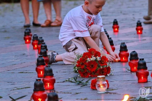 Чернігівці виклали літак зі свічок у пам'ять про 298 загиблих пасажирів 17 липня (Фото) + (Відео) — фото 3