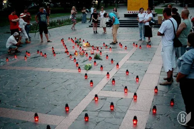 Чернігівці виклали літак зі свічок у пам'ять про 298 загиблих пасажирів 17 липня (Фото) + (Відео) — фото 4