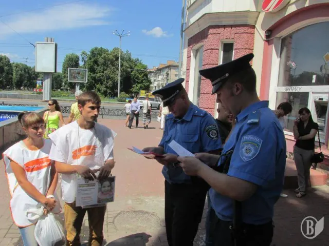 В Чернігові «полювали» на аферистів з благодійними скриньками (Фоторепортаж) + (Відео) — фото 4