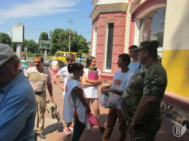В Чернігові «полювали» на аферистів з благодійними скриньками (Фоторепортаж) + (Відео) — фото 6
