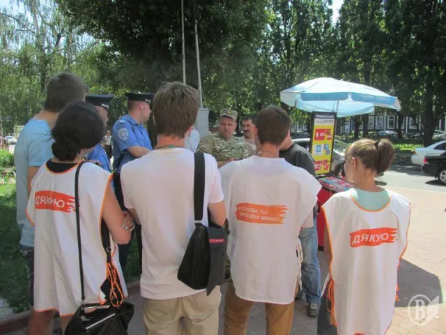 В Чернігові «полювали» на аферистів з благодійними скриньками (Фоторепортаж) + (Відео) — фото 8