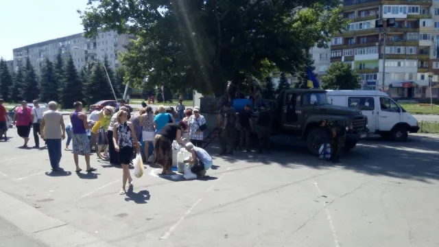 Бійці спецбатальйону «Чернігів» роздають жителям провізію терористів — фото 1