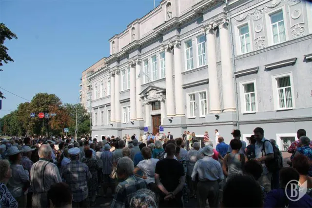 Близько 300 протестуючих проти тарифів зайшли в облдерждержадміністрацію в Чернігові (Фото) — фото 1