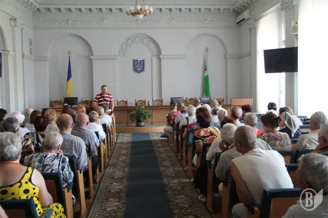 Близько 300 протестуючих проти тарифів зайшли в облдерждержадміністрацію в Чернігові (Фото) — фото 3