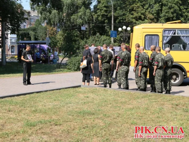 У Чернігові попрощався з загиблим в АТО Миколою Бруєм (Клином) (Фоторепортаж) + (Відео) — фото 2