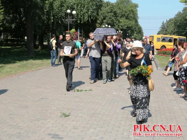 У Чернігові попрощався з загиблим в АТО Миколою Бруєм (Клином) (Фоторепортаж) + (Відео) — фото 4
