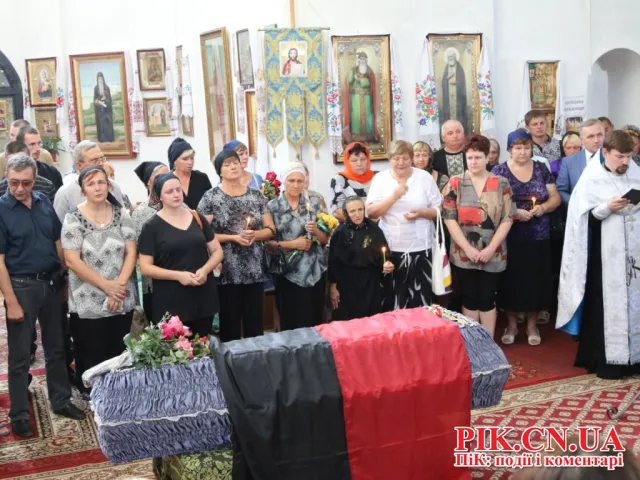 У Чернігові попрощався з загиблим в АТО Миколою Бруєм (Клином) (Фоторепортаж) + (Відео) — фото 5
