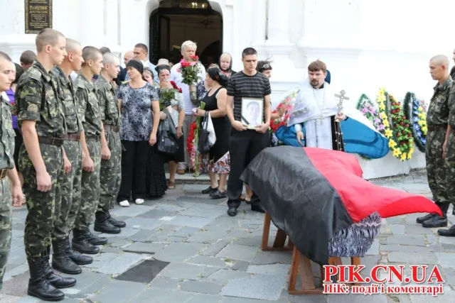 У Чернігові попрощався з загиблим в АТО Миколою Бруєм (Клином) (Фоторепортаж) + (Відео) — фото 7