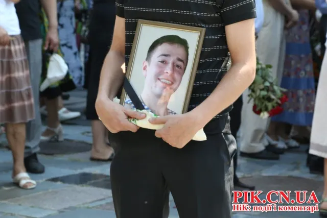 У Чернігові попрощався з загиблим в АТО Миколою Бруєм (Клином) (Фоторепортаж) + (Відео) — фото 8