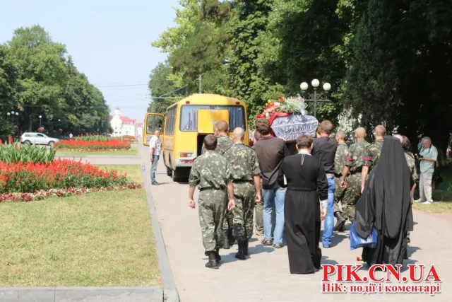 У Чернігові попрощався з загиблим в АТО Миколою Бруєм (Клином) (Фоторепортаж) + (Відео) — фото 9