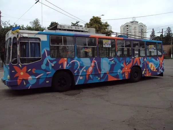 Скоро на вулицях Чернігова з’явиться ще один розмальований тролейбус (Фото) — фото 2